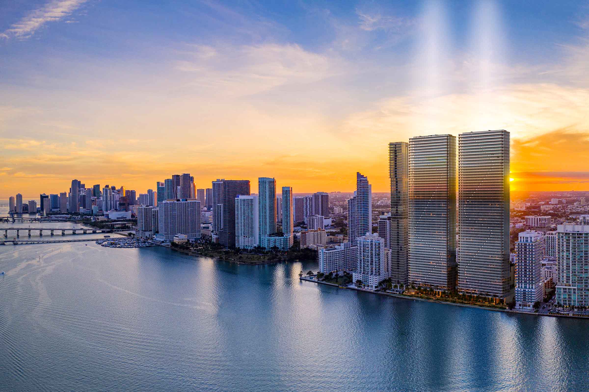 Aria Reserve Miami Chooses Raynova: A Sculptural LED Mirror for a Bisc ...